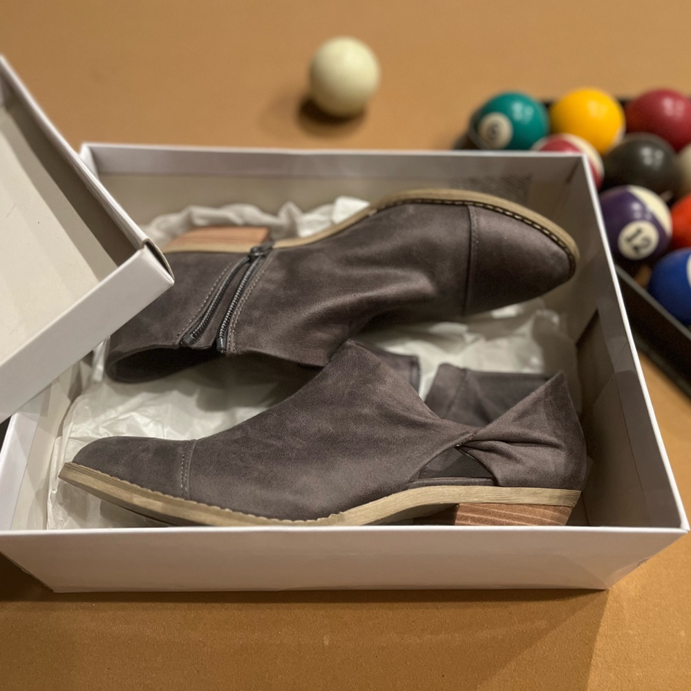 Report Footwear Dougie Gray LIKE NEW WITH BOX